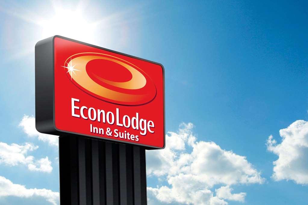 Quality Inn & Suites Fayetteville Exteriör bild