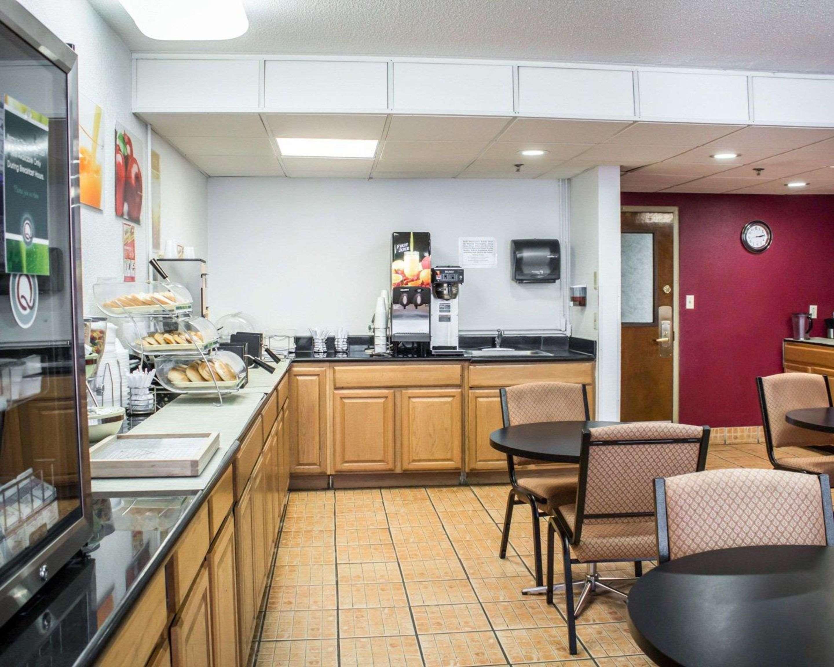 Quality Inn & Suites Fayetteville Exteriör bild