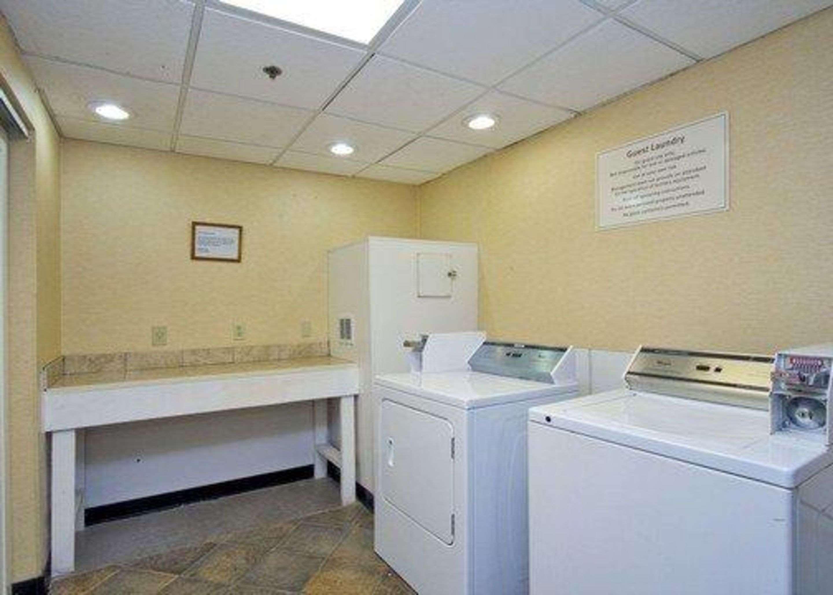 Quality Inn & Suites Fayetteville Exteriör bild