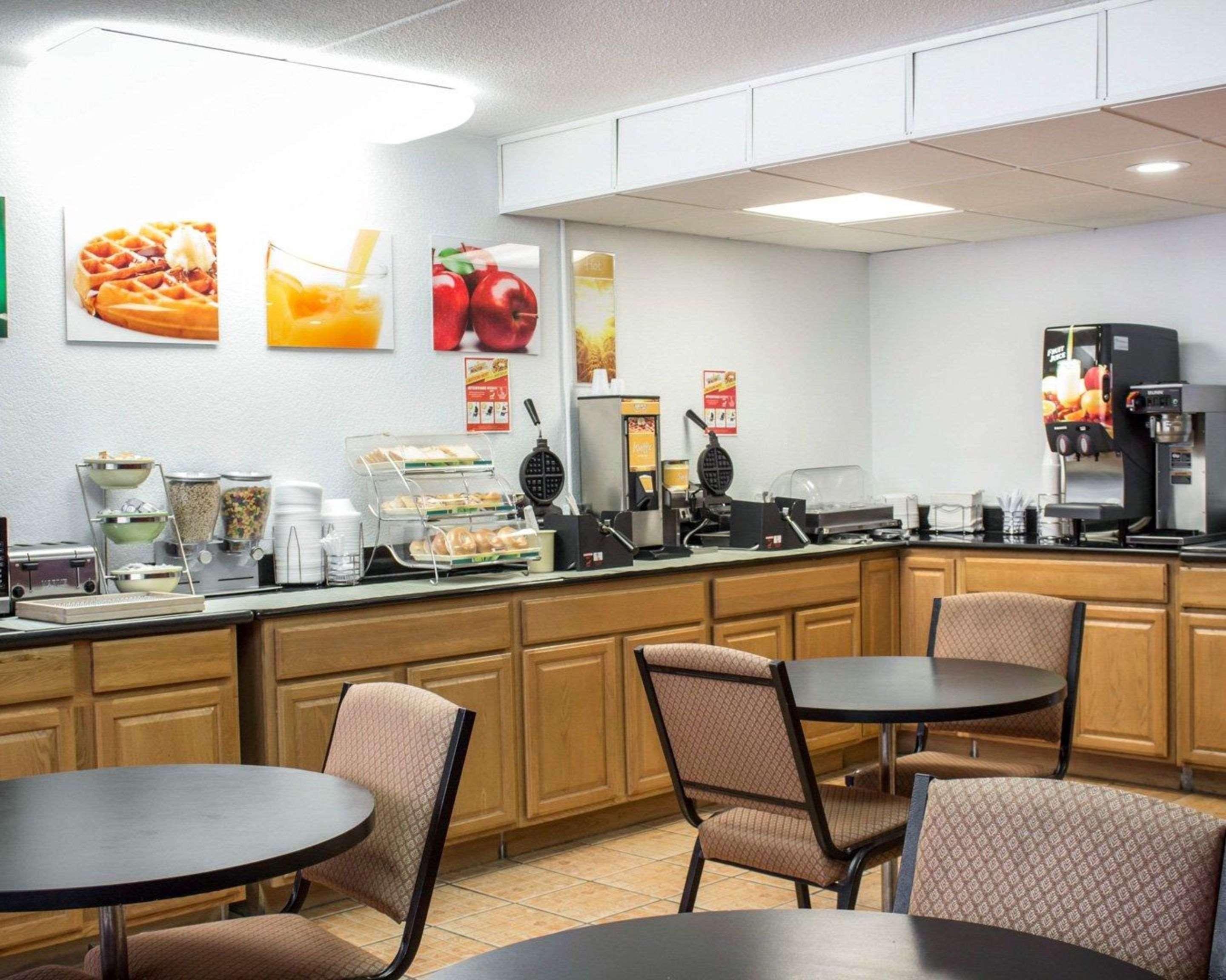 Quality Inn & Suites Fayetteville Exteriör bild