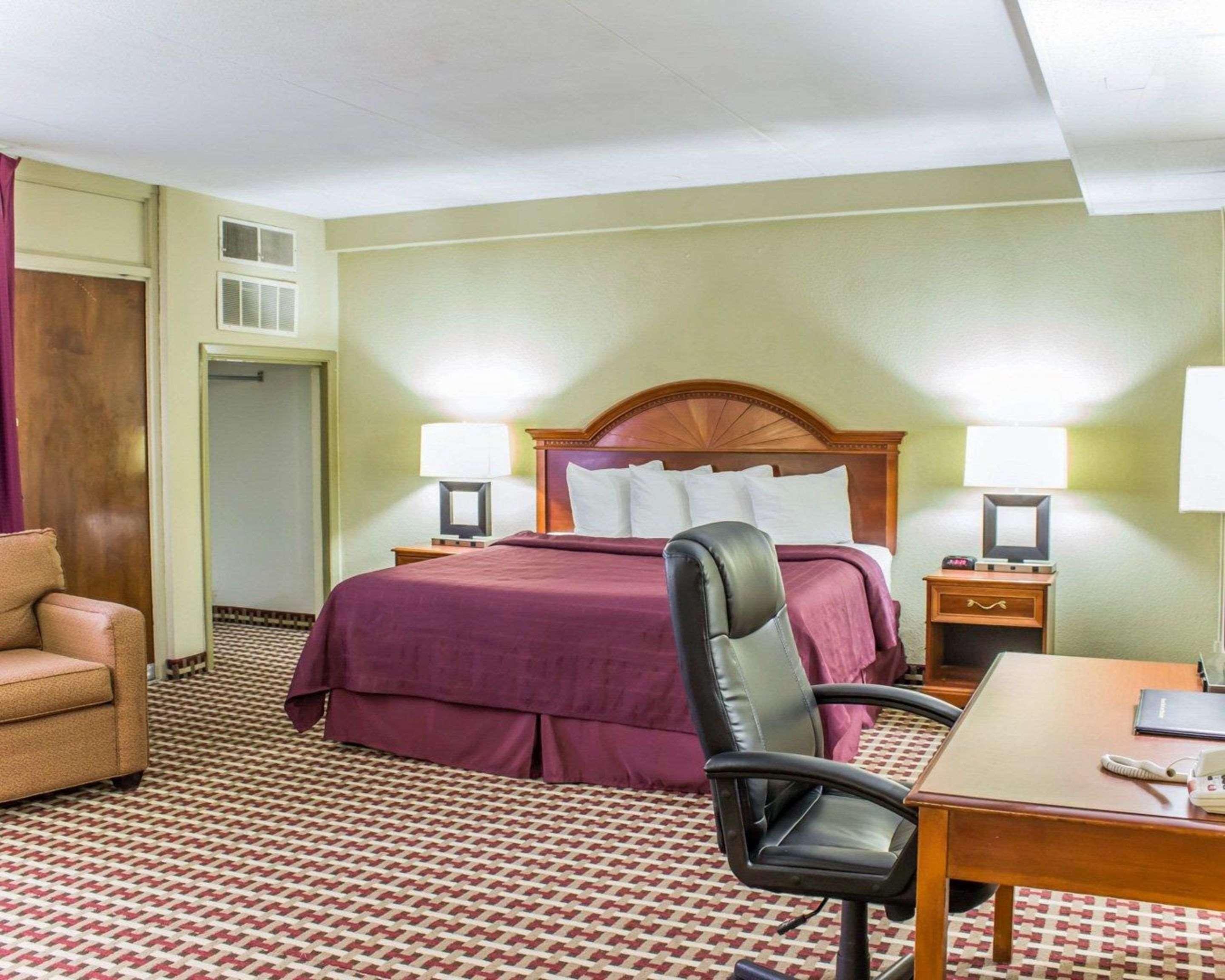 Quality Inn & Suites Fayetteville Exteriör bild