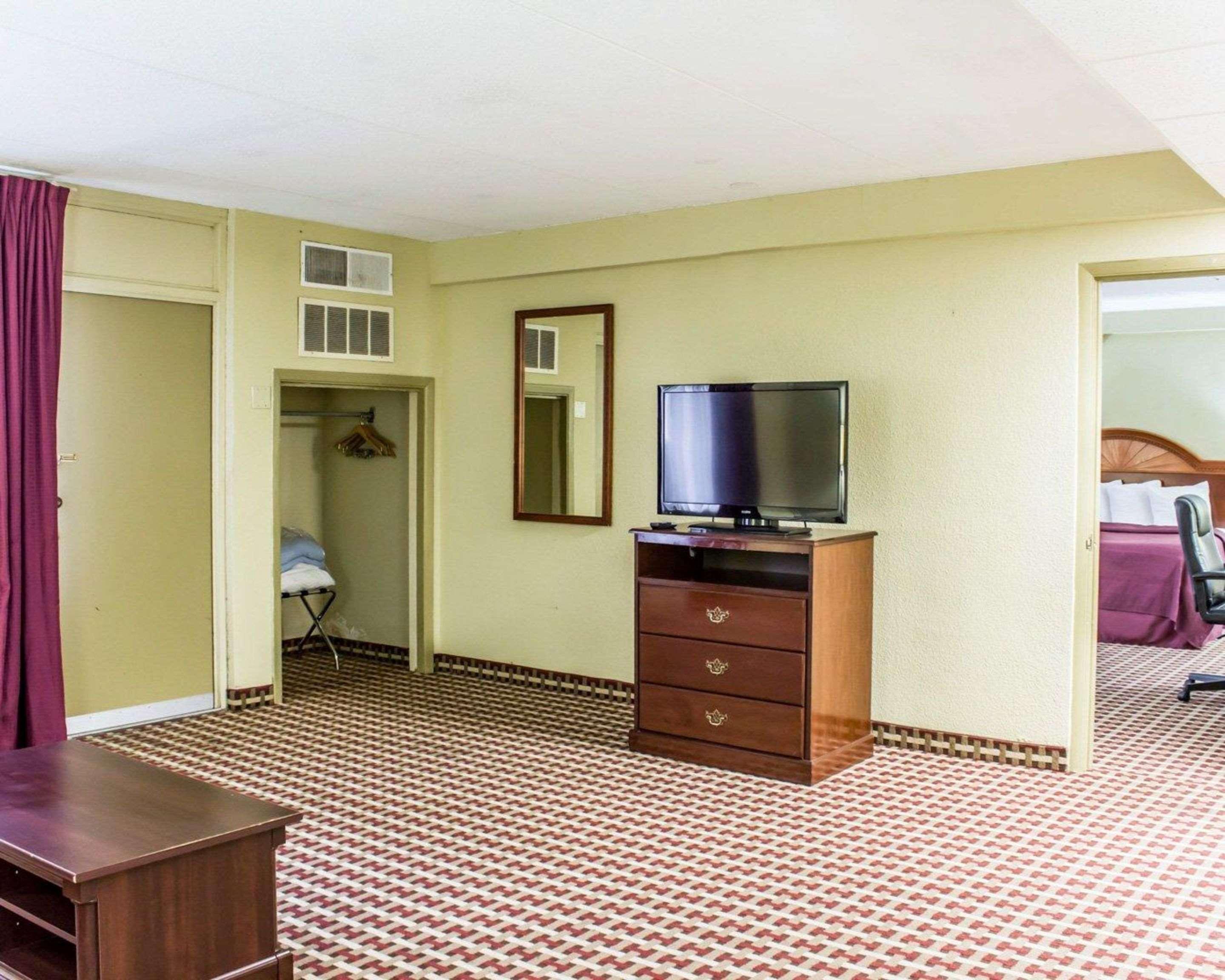 Quality Inn & Suites Fayetteville Exteriör bild