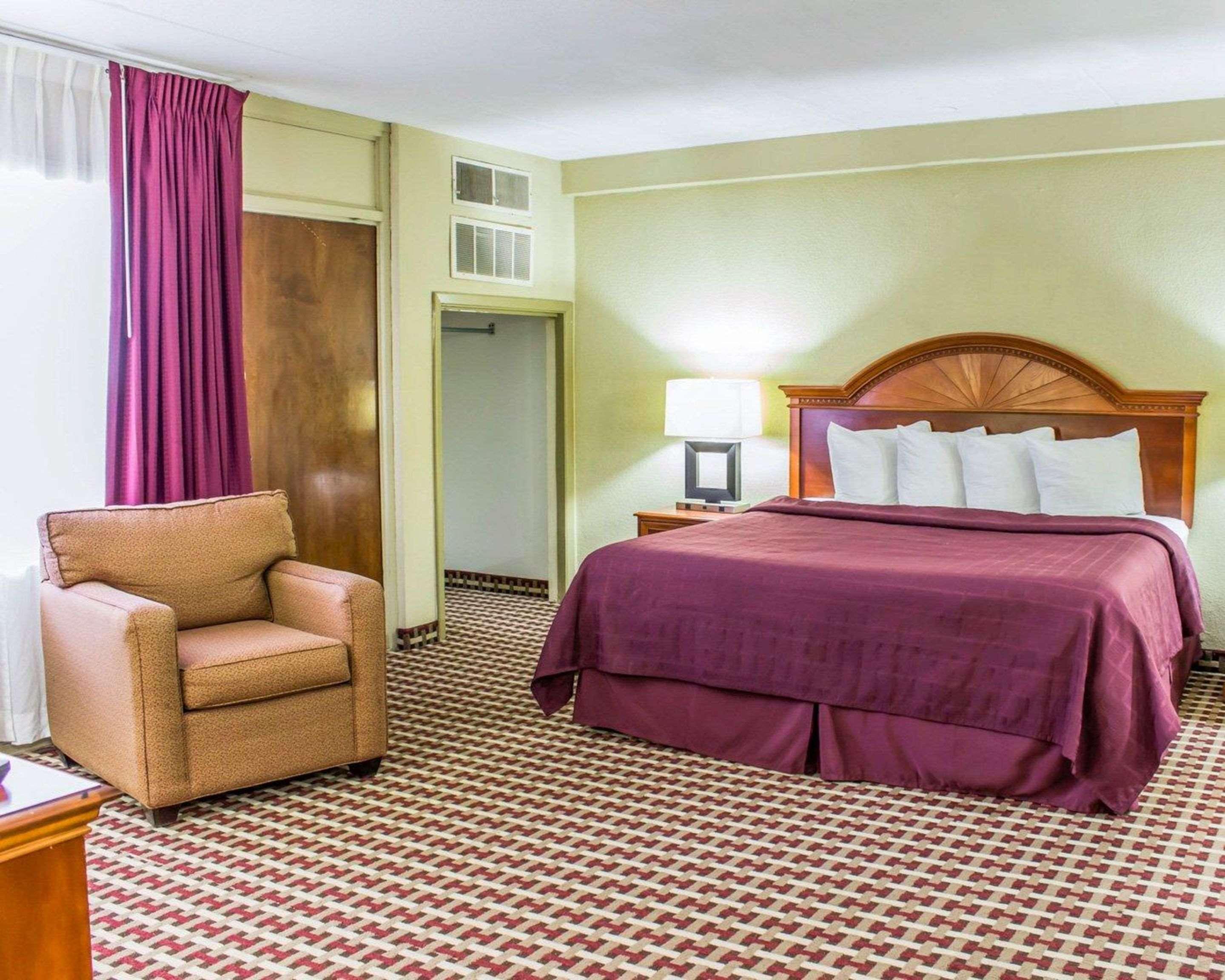 Quality Inn & Suites Fayetteville Exteriör bild