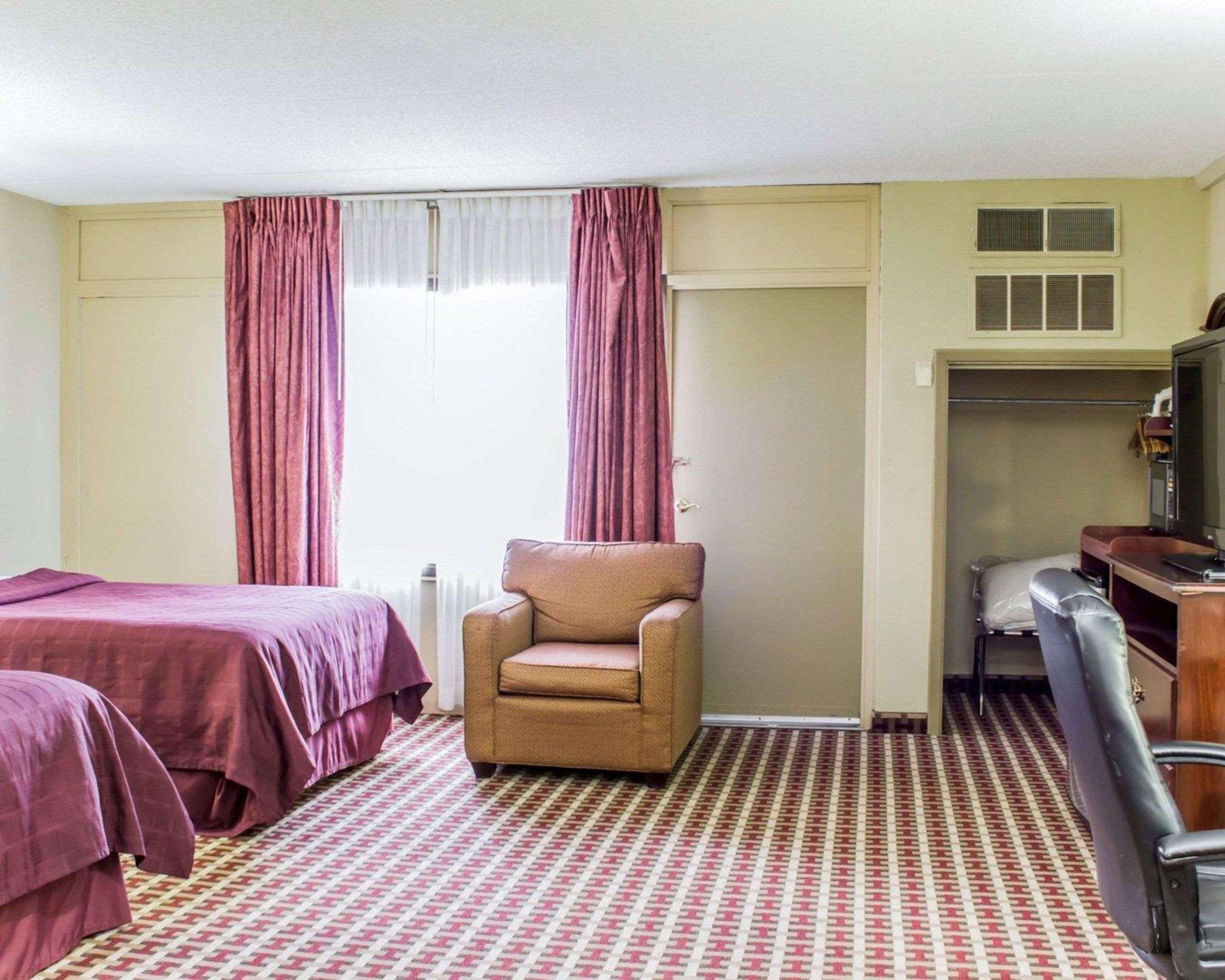 Quality Inn & Suites Fayetteville Exteriör bild