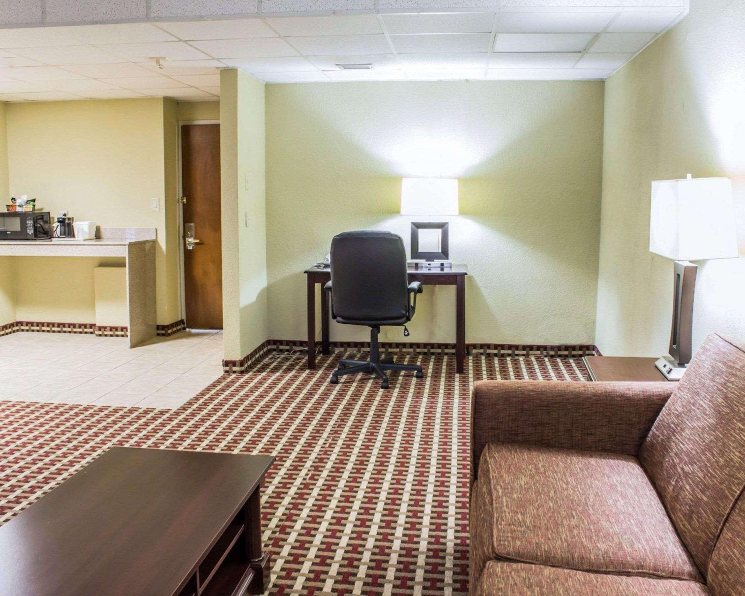 Quality Inn & Suites Fayetteville Exteriör bild