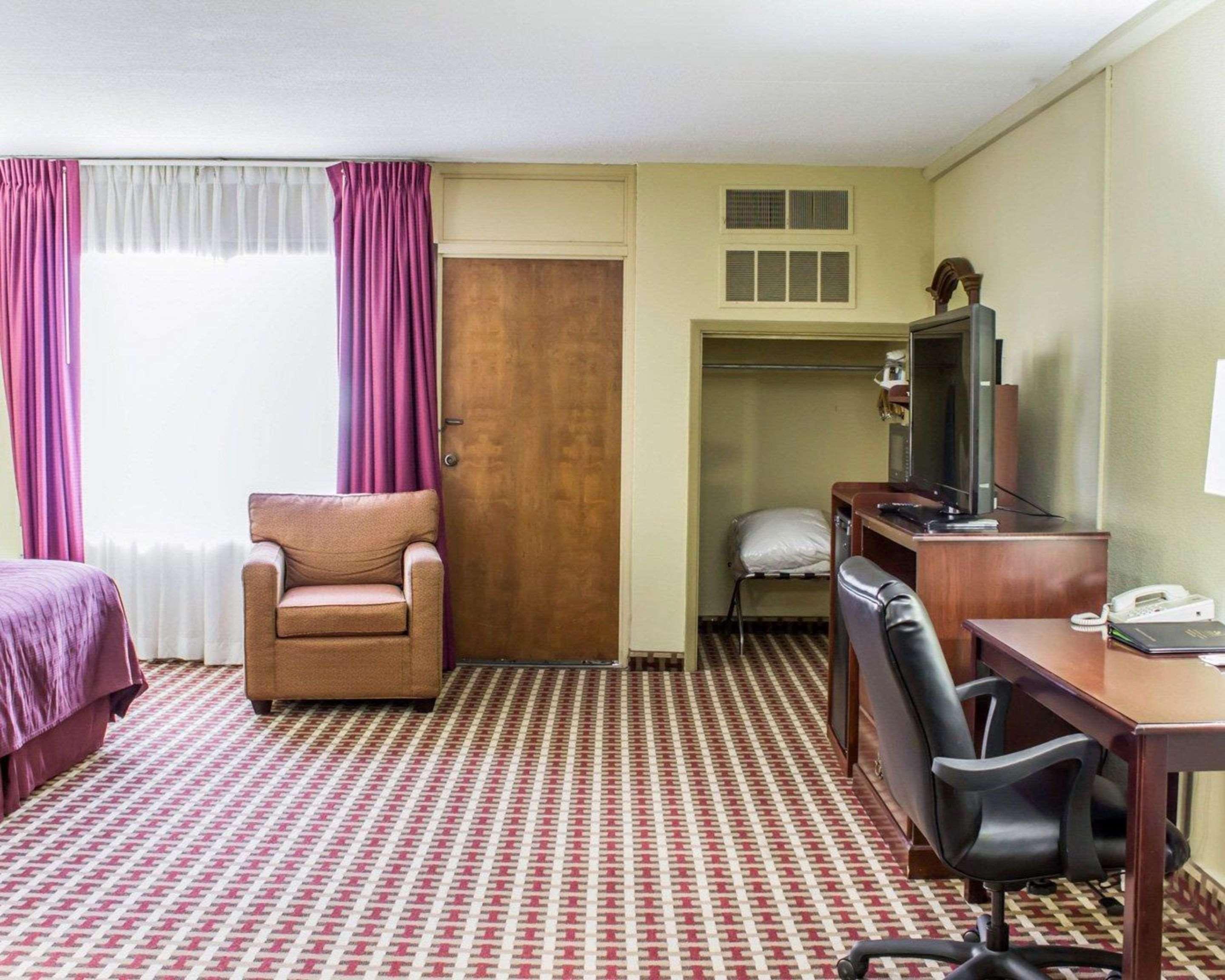 Quality Inn & Suites Fayetteville Exteriör bild