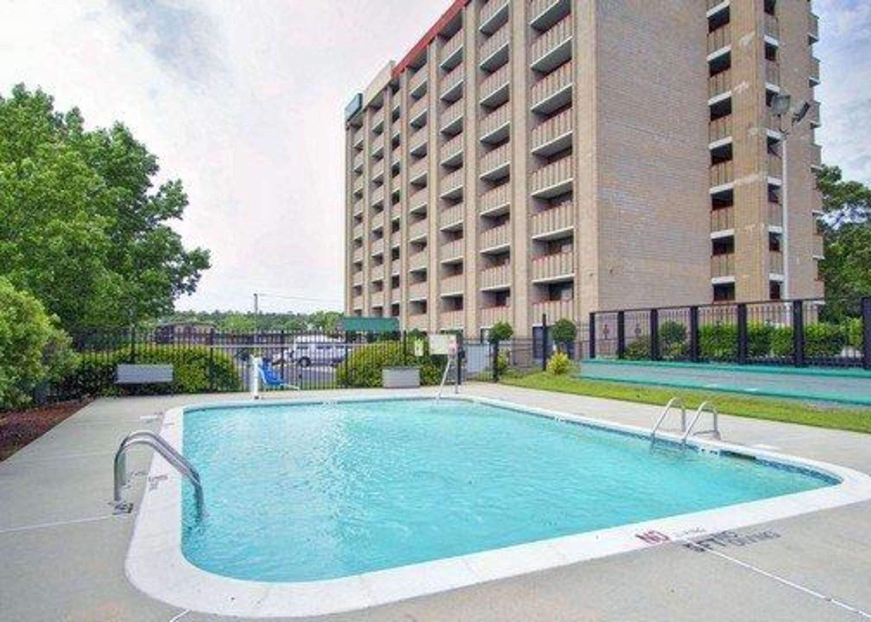 Quality Inn & Suites Fayetteville Exteriör bild