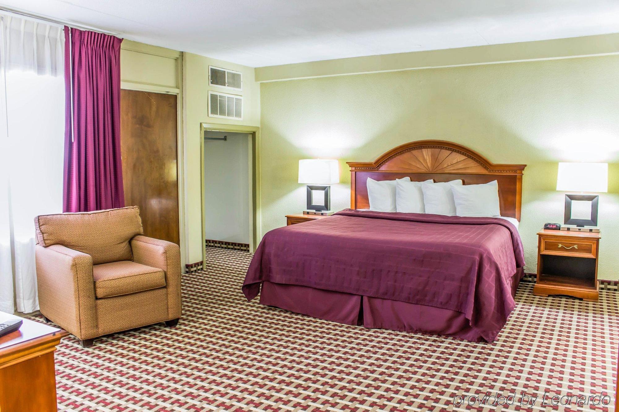 Quality Inn & Suites Fayetteville Exteriör bild