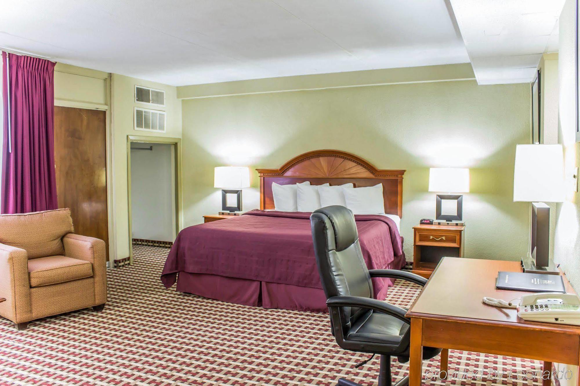 Quality Inn & Suites Fayetteville Exteriör bild