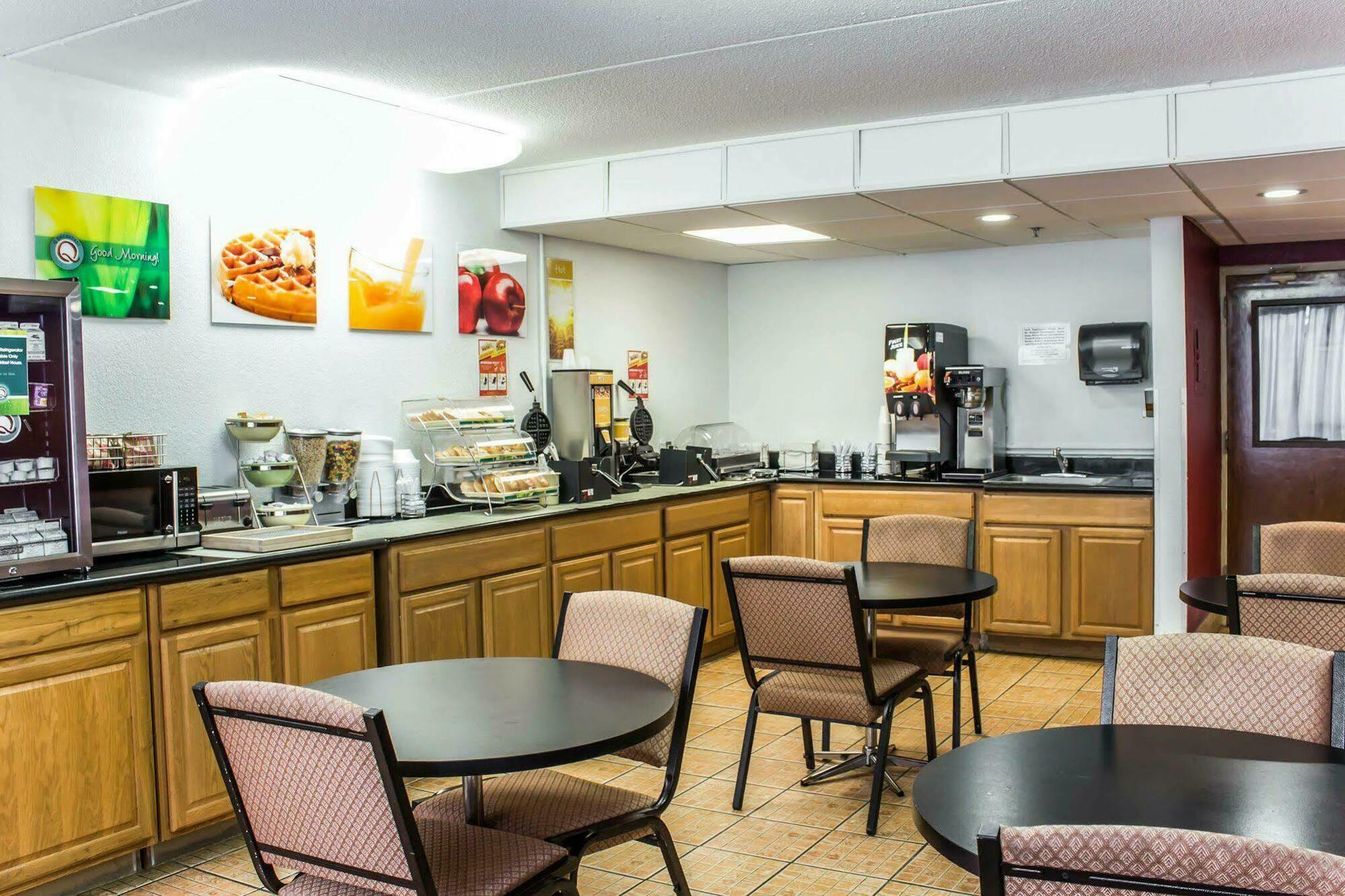 Quality Inn & Suites Fayetteville Exteriör bild