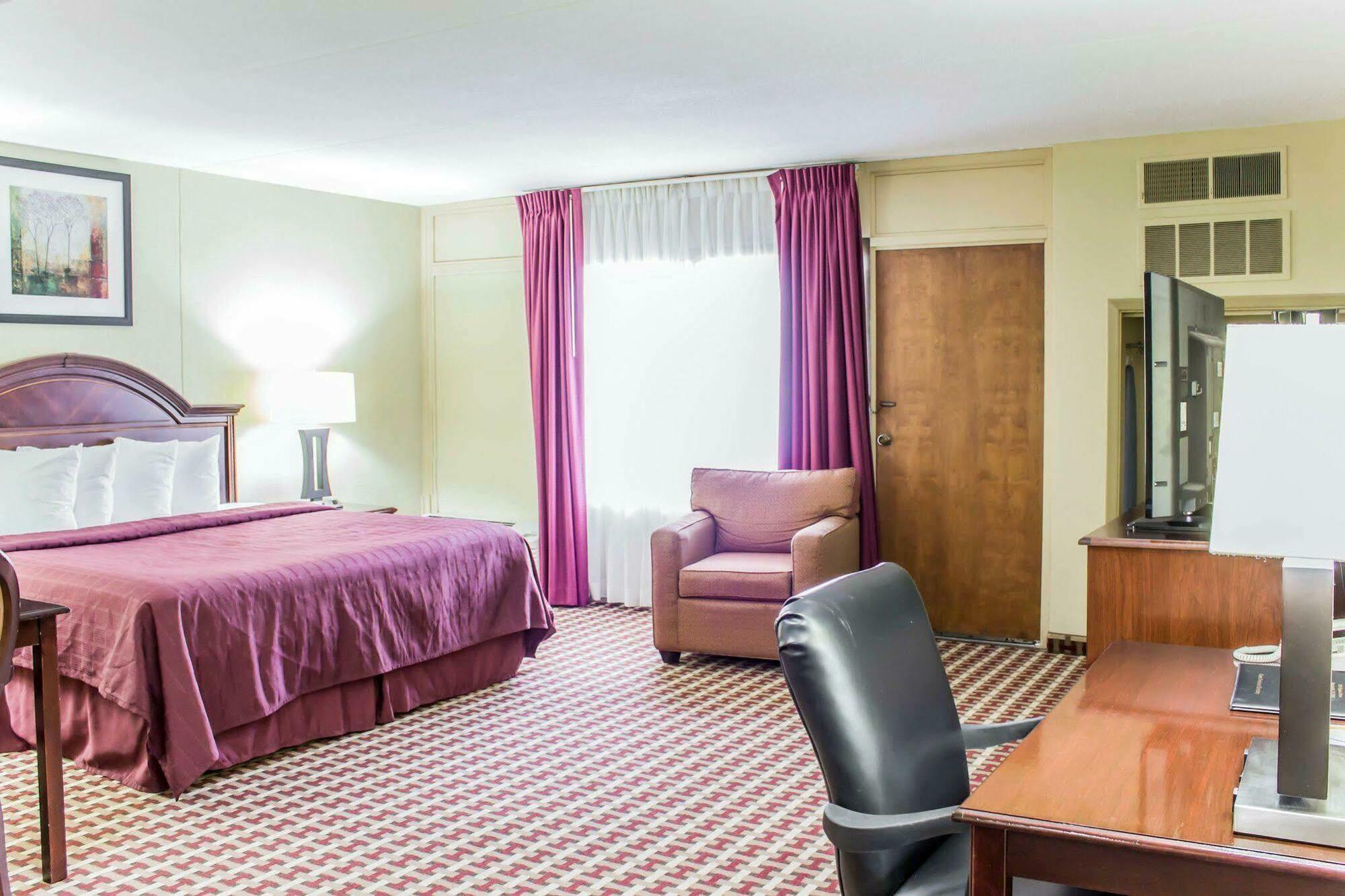 Quality Inn & Suites Fayetteville Exteriör bild